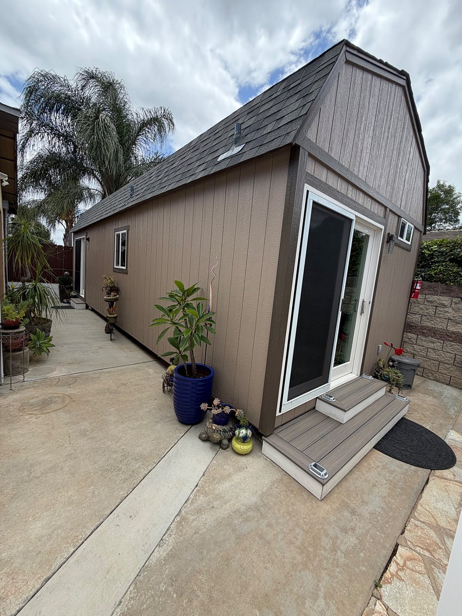 Daylight view of La Casita viewing the back side and side view. 