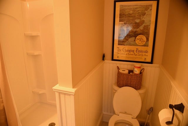 Downstairs full bath with shower, washer/dryer