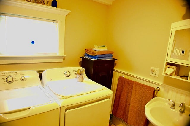Downstairs bathroom w/washer/dryer