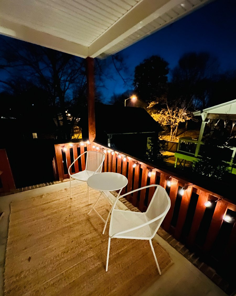 Night view of the patio 