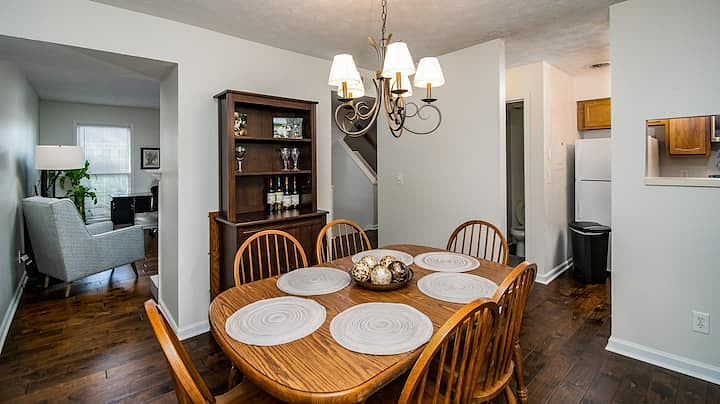 Dinning room with 6 place setting