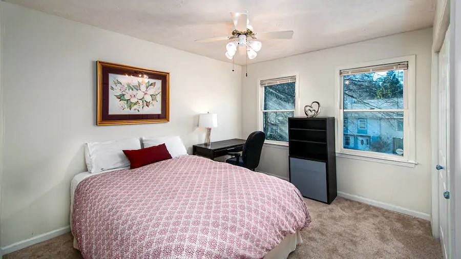 Guest Bedroom with queen.