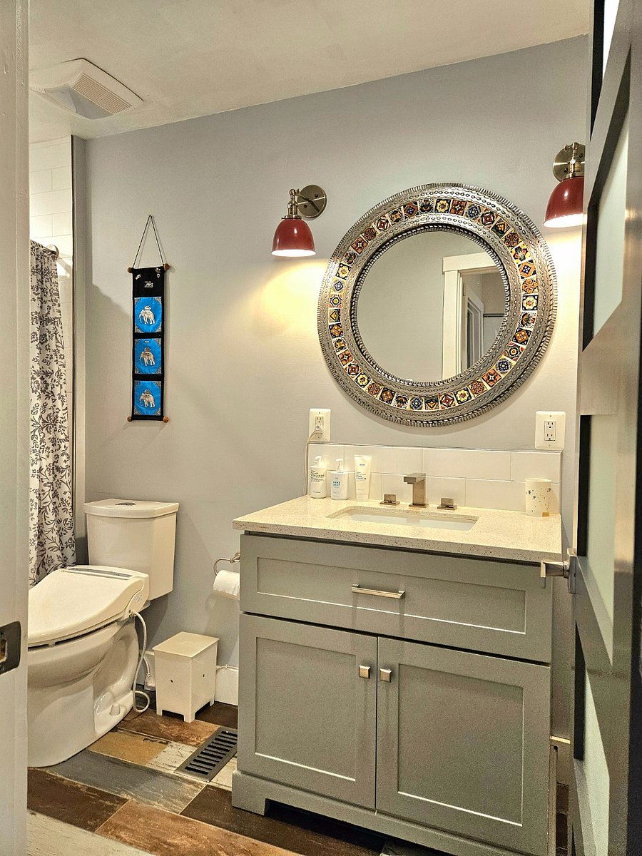 Full bath on the 3rd level (shared)
It has electric bidet.