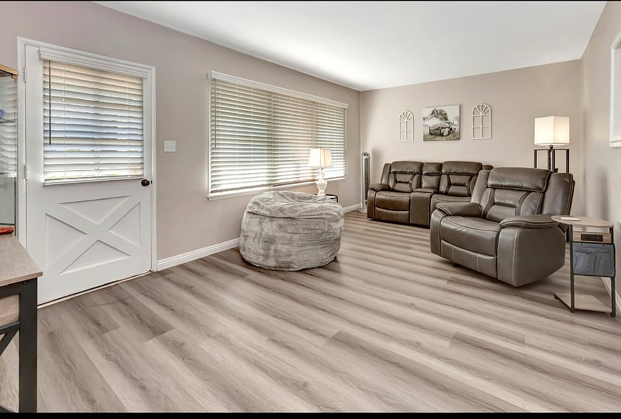 Frontroom common area