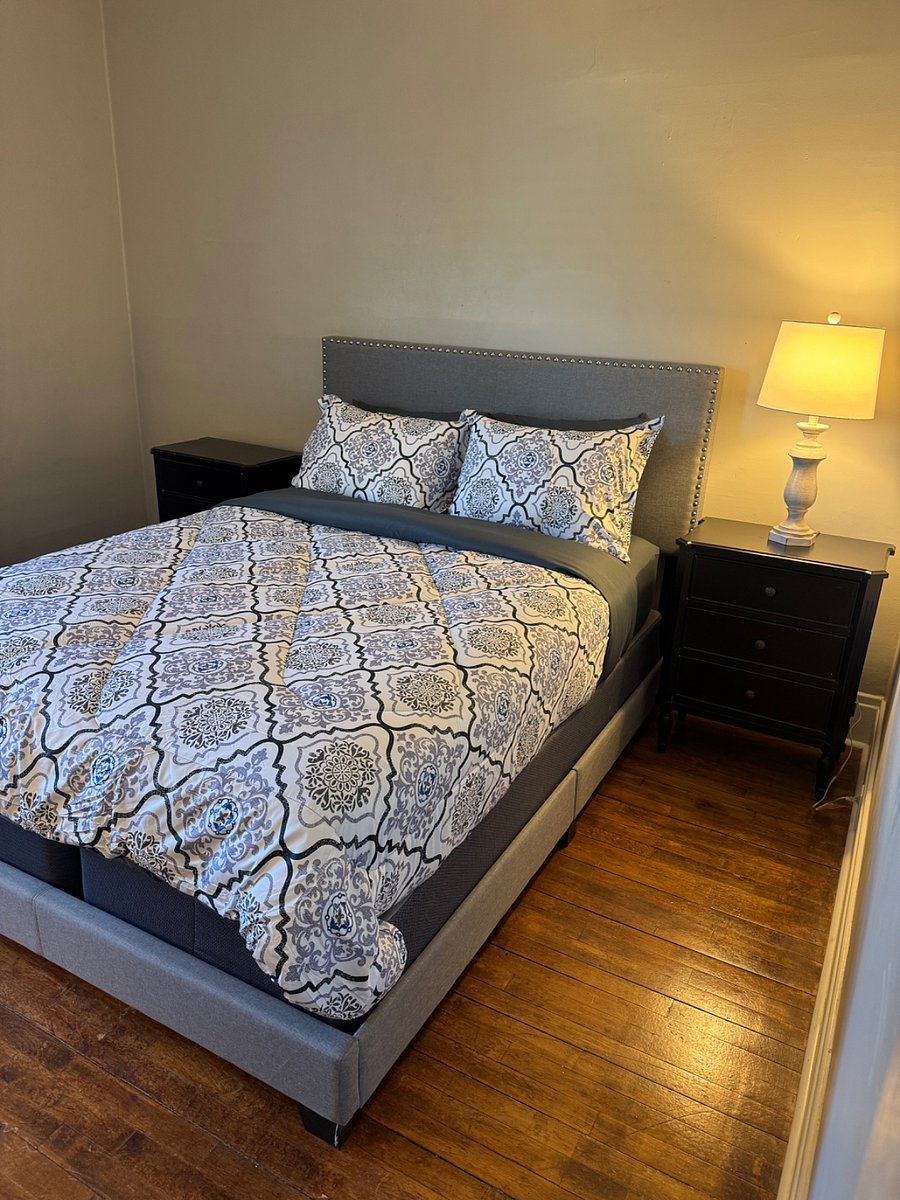Bedroom 1: Queen-sized bed