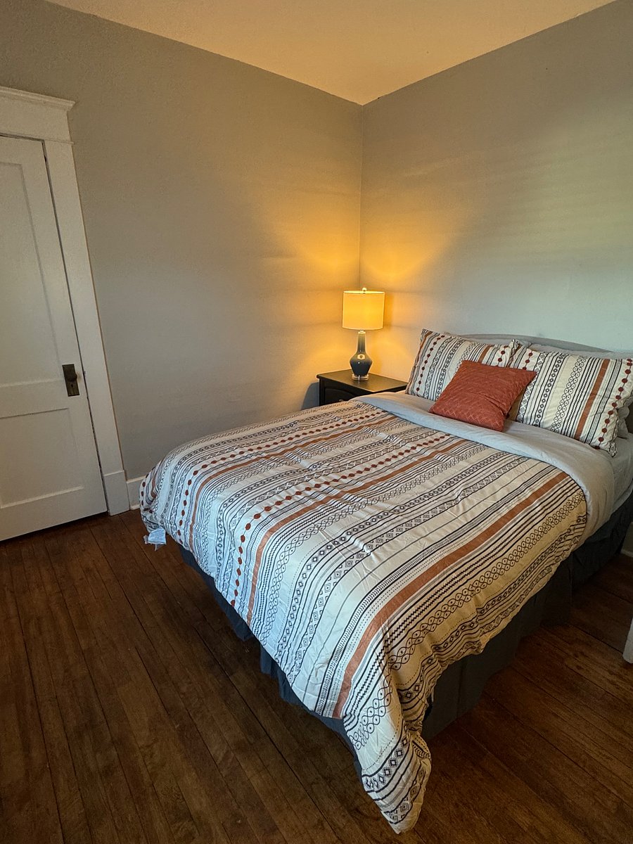 Bedroom 2: Full-sized bed with two dressers