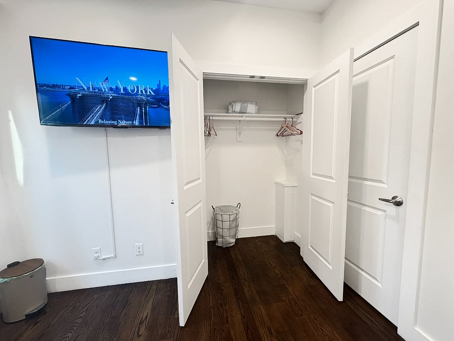 3rd bedroom's closet.