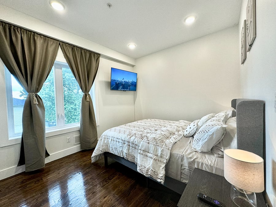 2nd bedroom, queen bed.