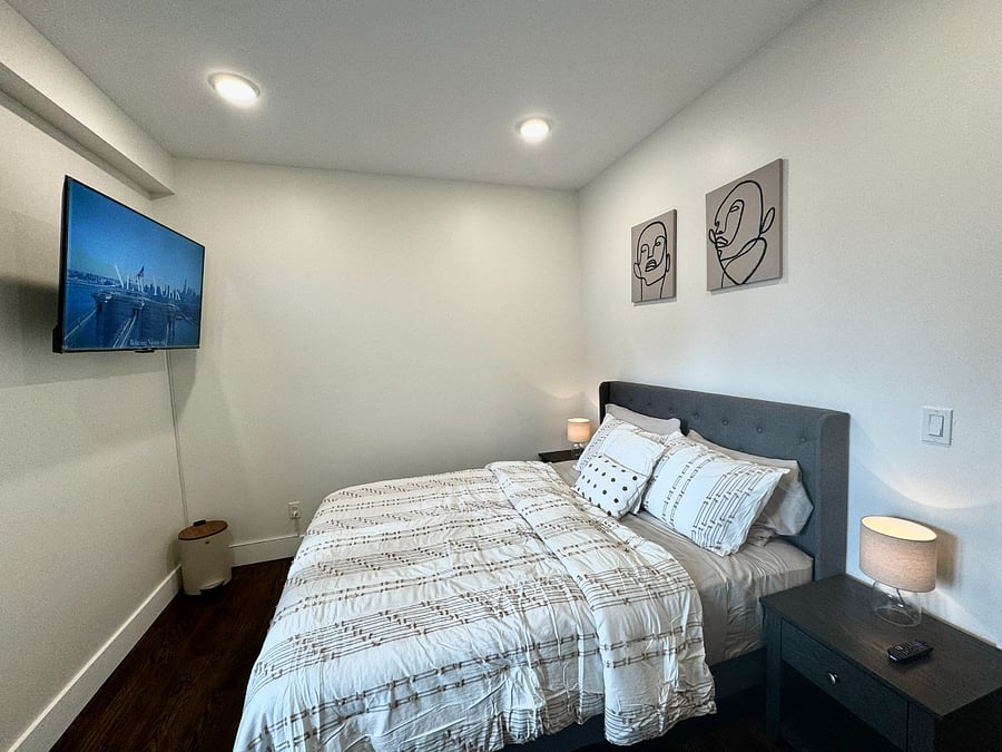 2nd bedroom, queen bed.