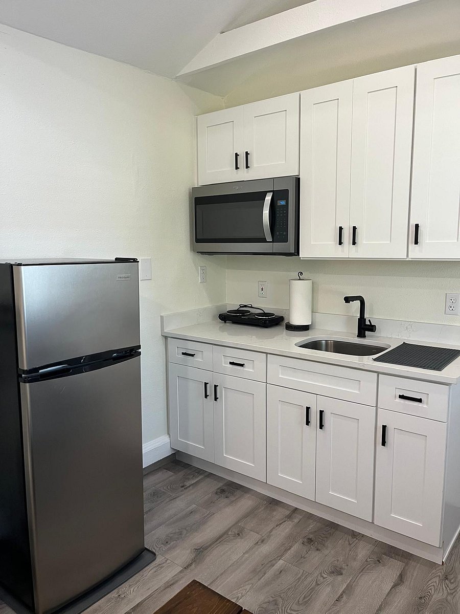 Studio kitchenette (optional rental)