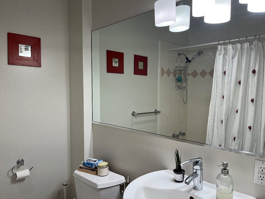 Bathroom 2 with tub 