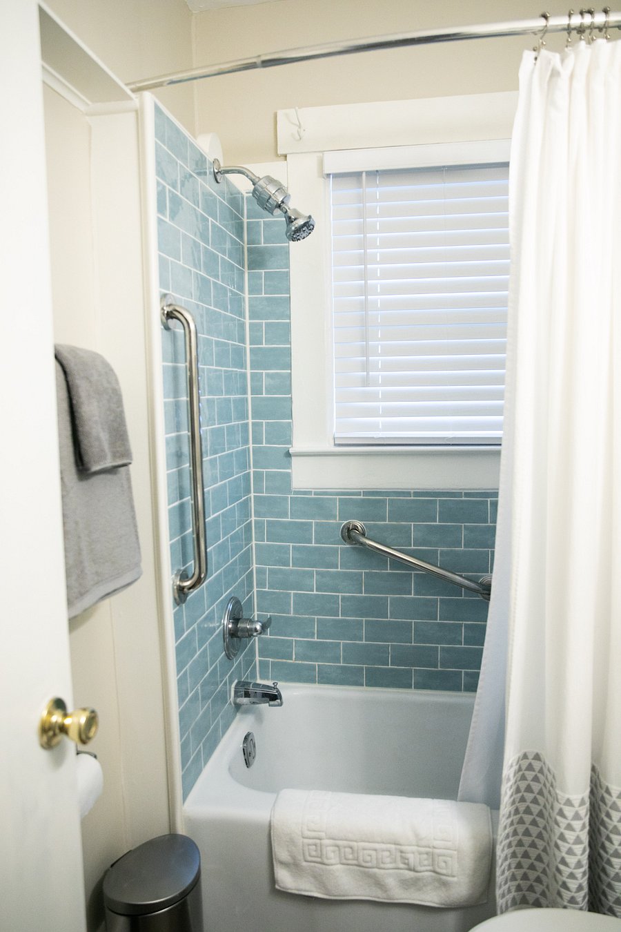 very clean bathroom equipped with towels, soaps and cleaning products