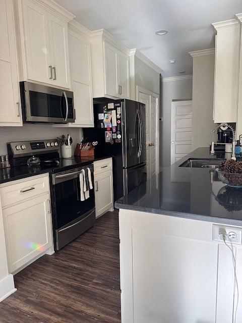 Full kitchen with lots of counter space.
