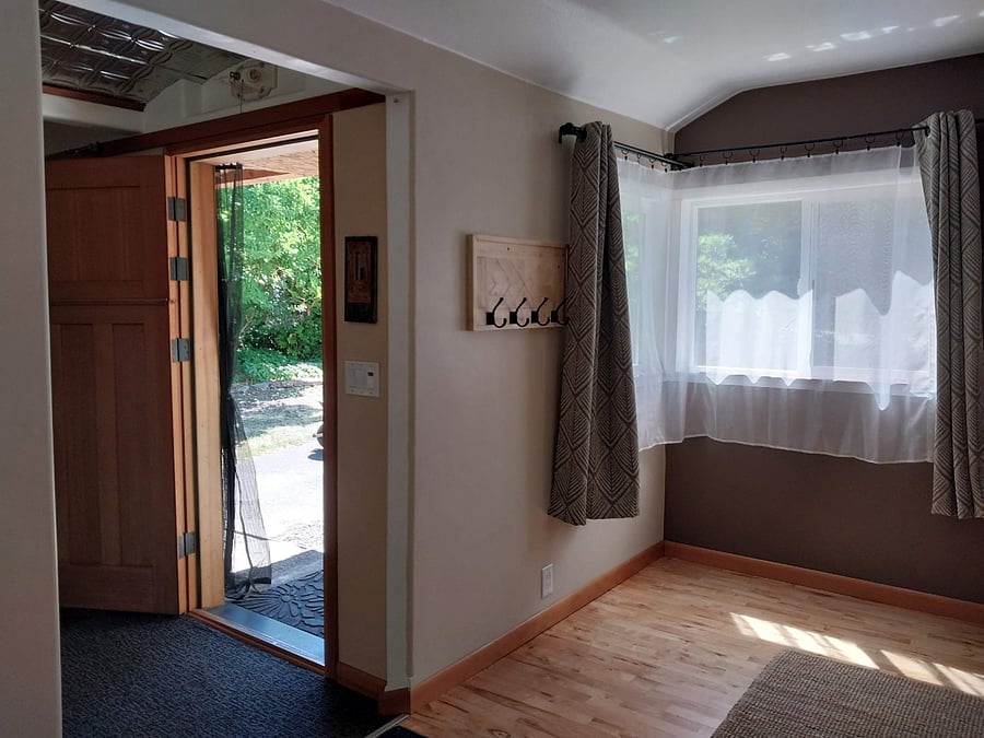 Entry with open space room. (Former dining room).