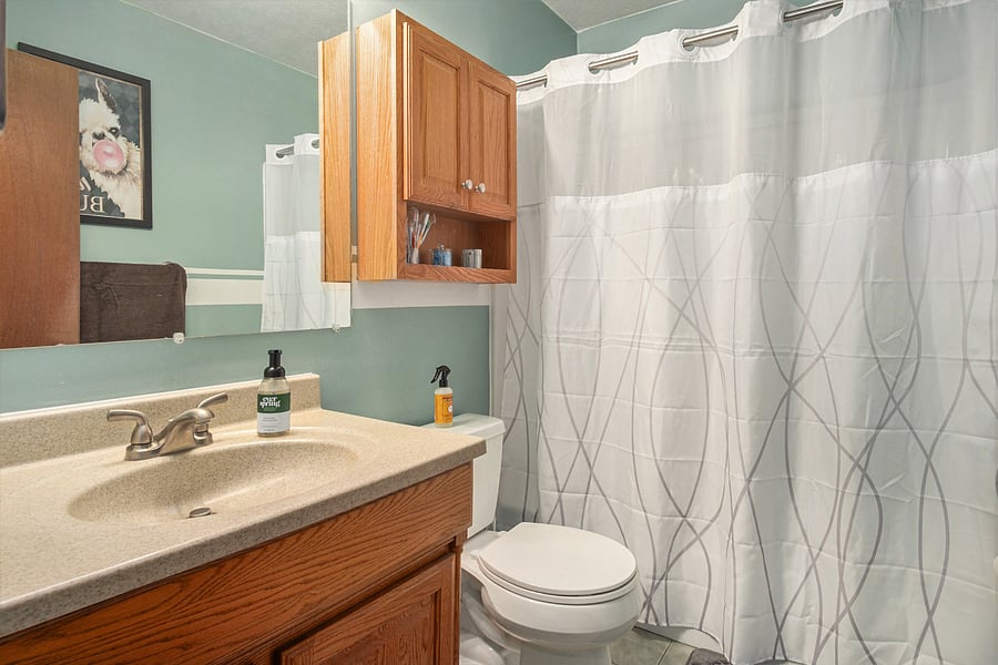 Full bath with all needed amenities for a comfortable stay.