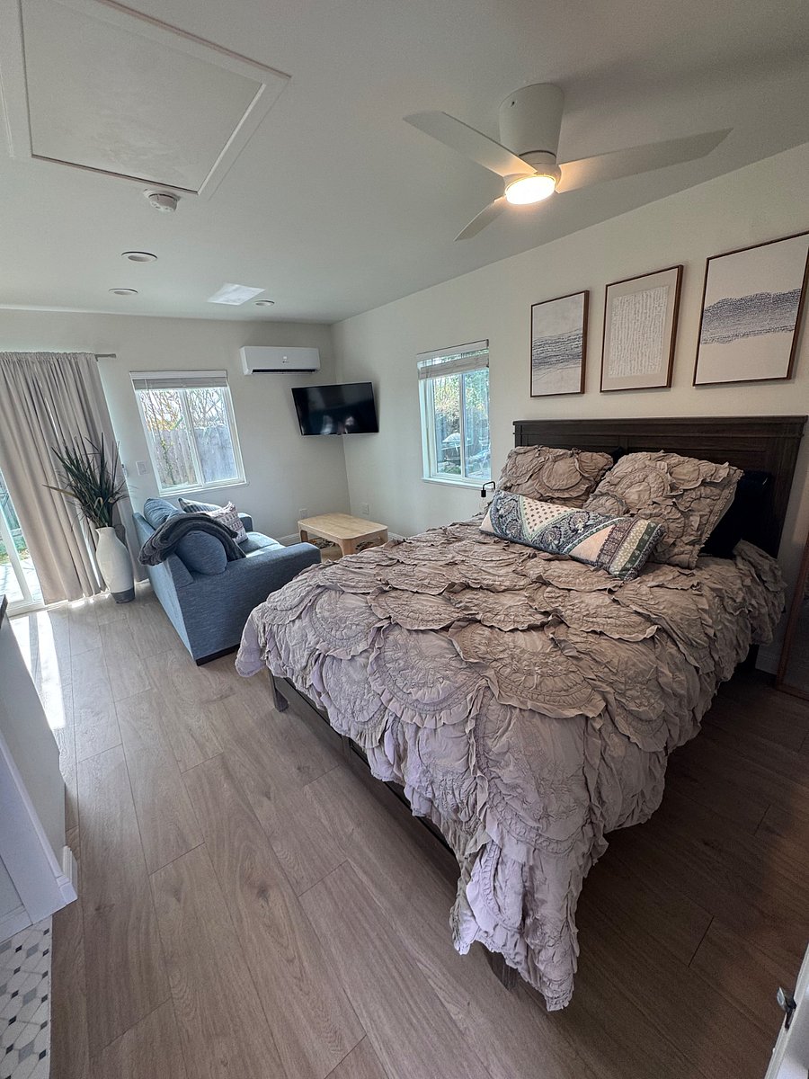Queen sized bed, good size closet and sitting area with love seat
