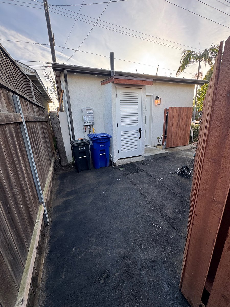 Private front entrance. W/D out front