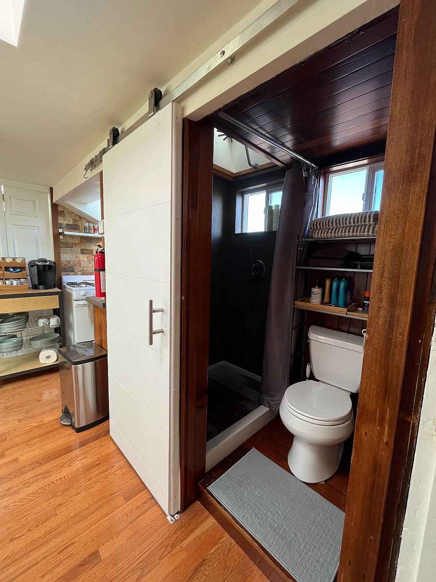 Tiny bathroom with full functionality.