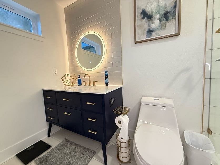 Start and end your day in this stylish and modern furnished bathroom
