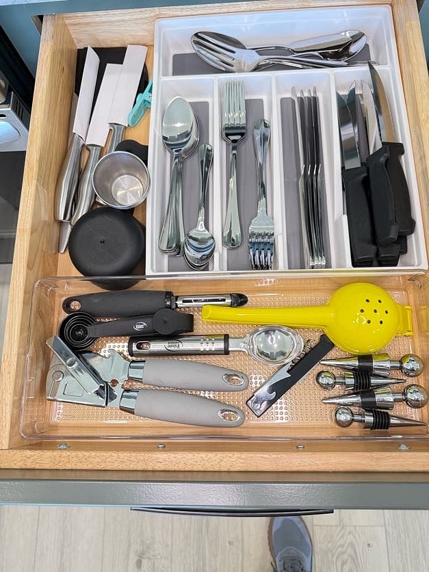 This fully equipped kitchen has everything you need to start cooking right away, from stainless steel appliances to a full set of cookware and utensils