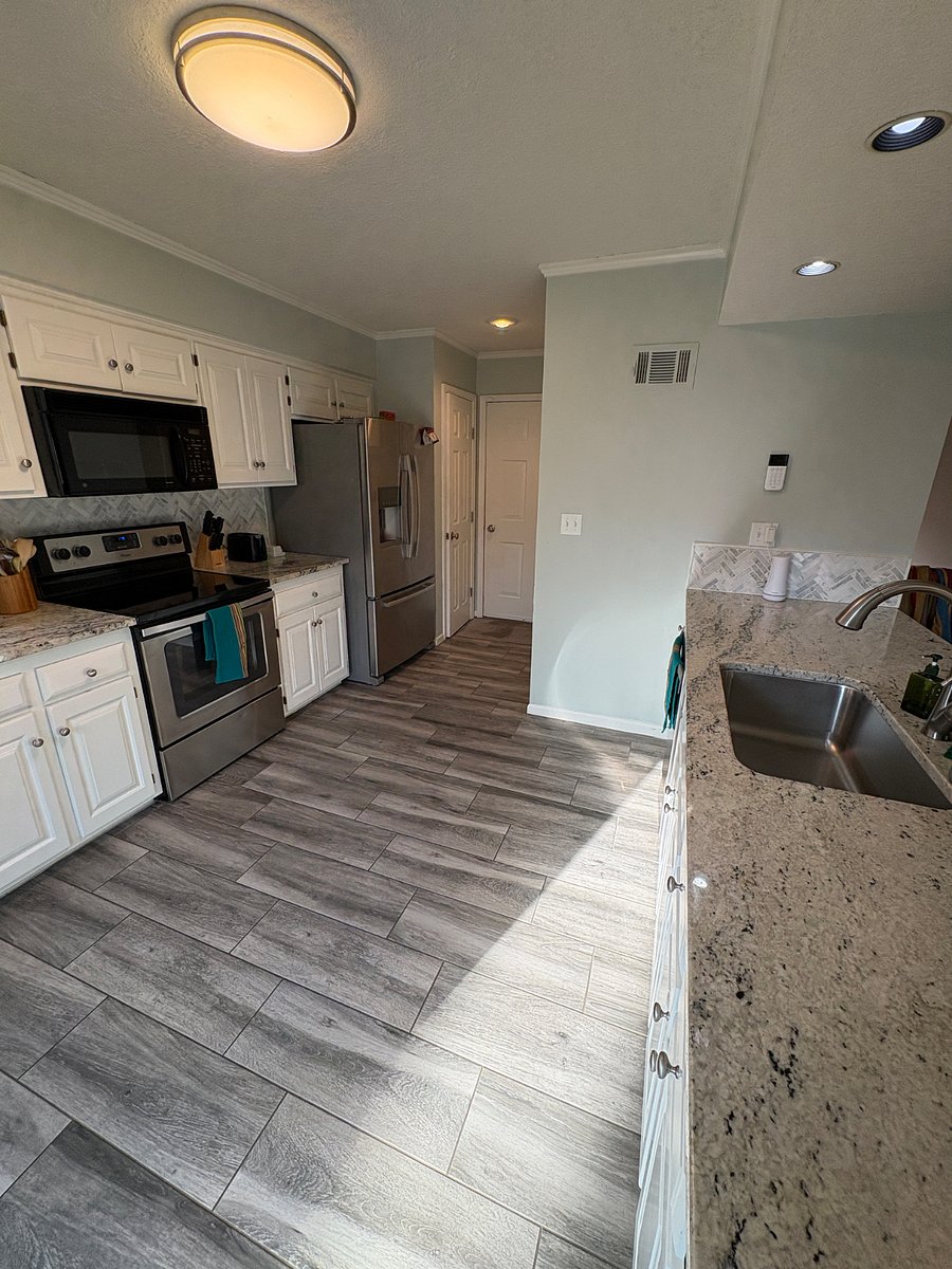 large open concept kitchen w/full size stainless steel appliances and granite countertops