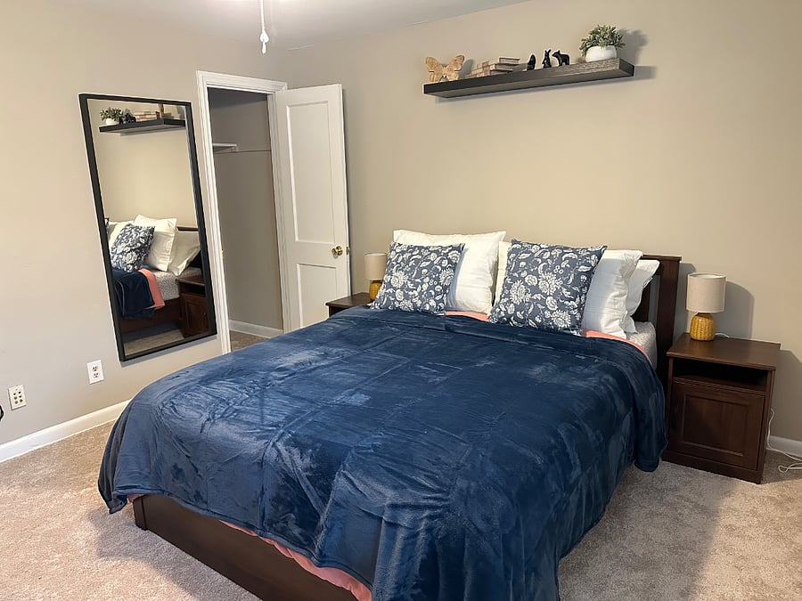 comfy new novafoam mattress, with large mirror and 48 inch TV. clean linens available.