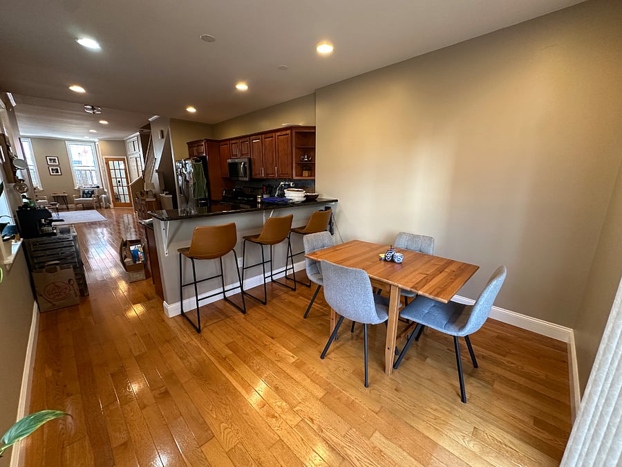 Dining room area w/ breakfast bar