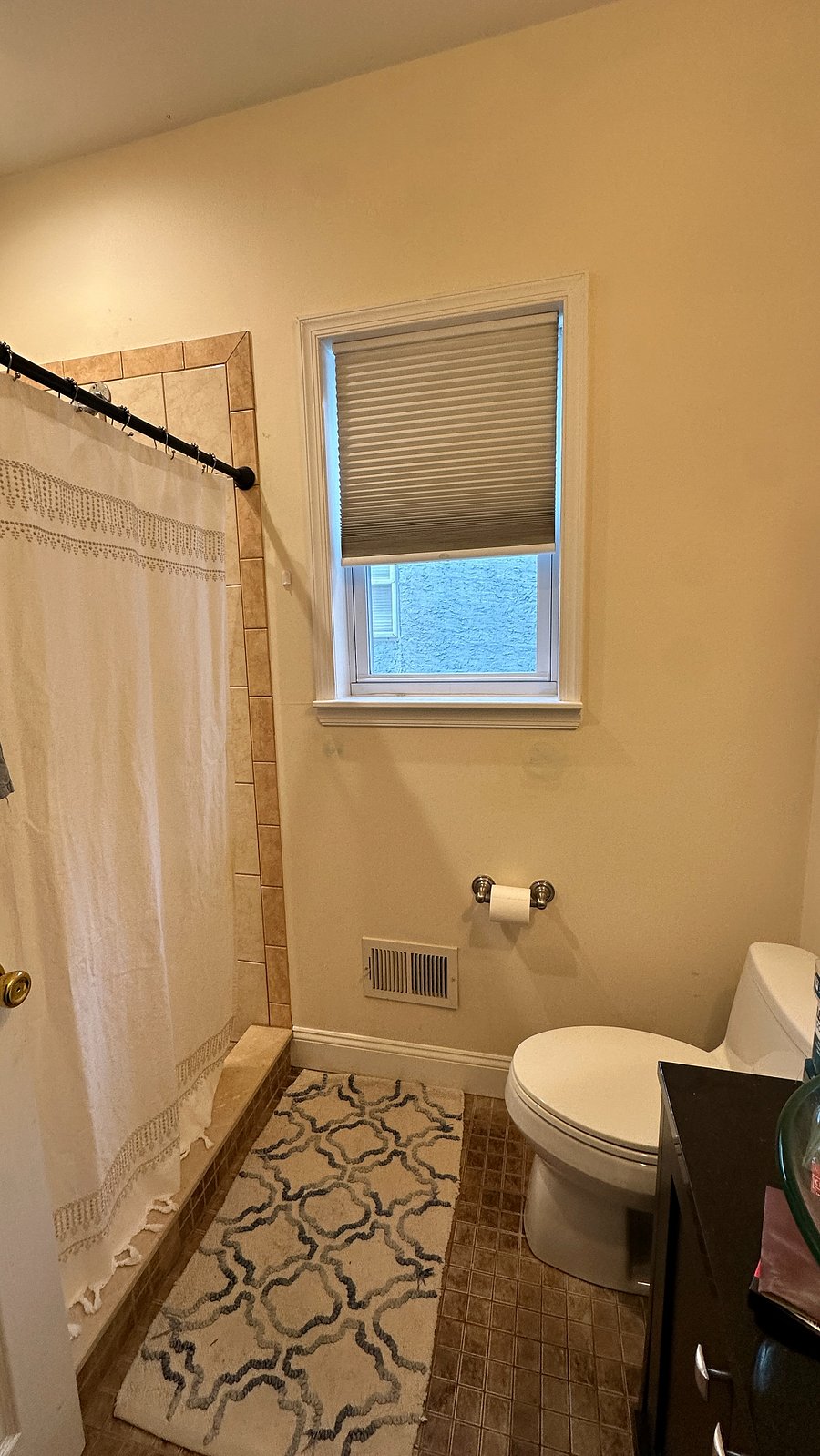 Master bathroom w/ double walk-in shower