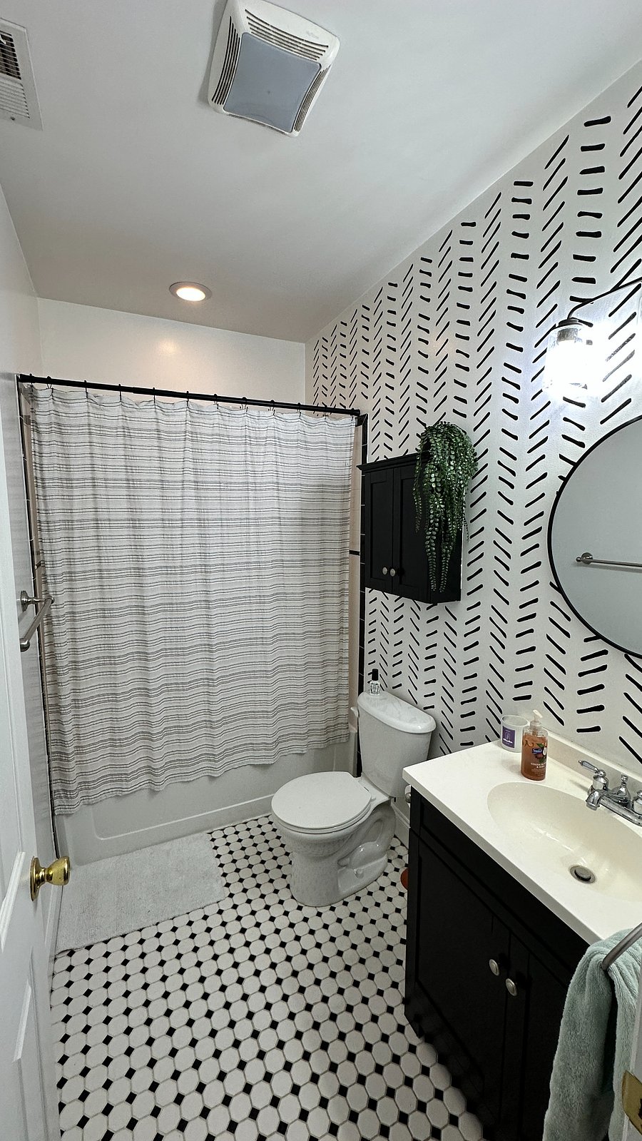 2nd full bath near 2nd bedroom
