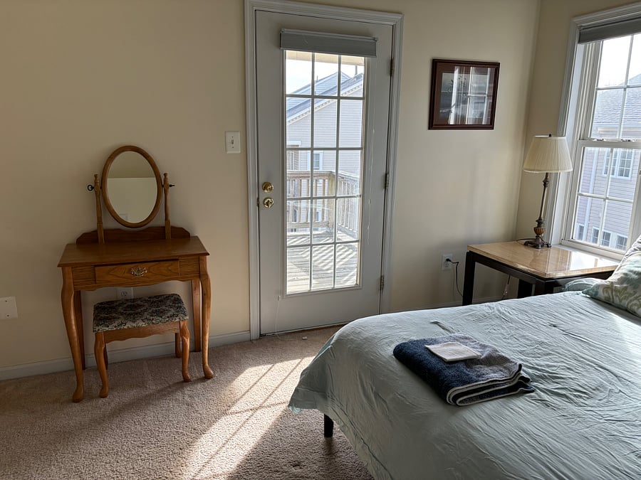 Master bedroom, vaulted high ceiling, deck