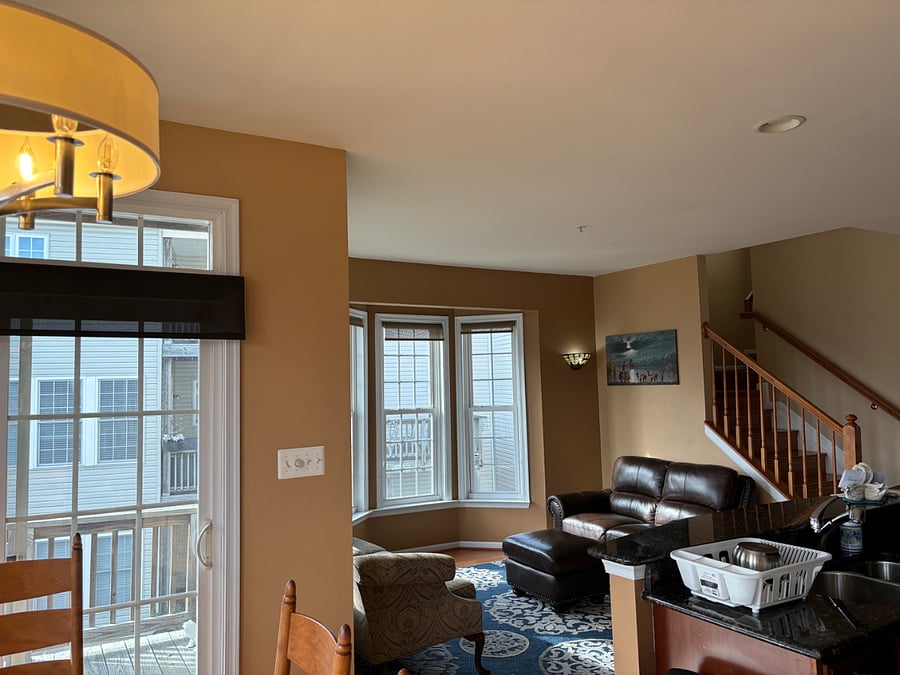 sitting area/kitchen