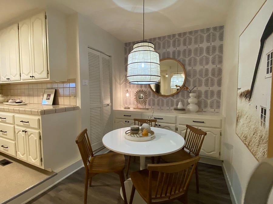 eat-in kitchen