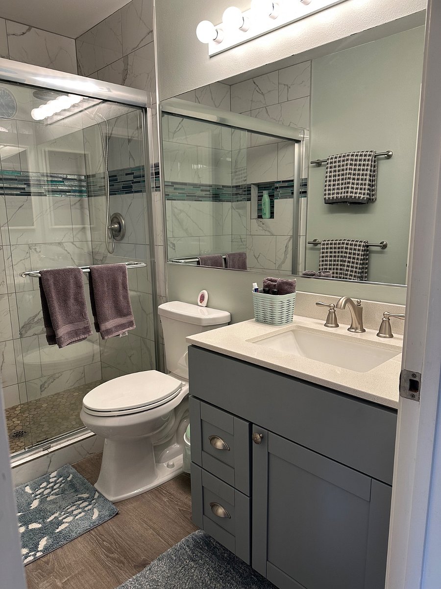 Master Bedroom en-suite bathroom