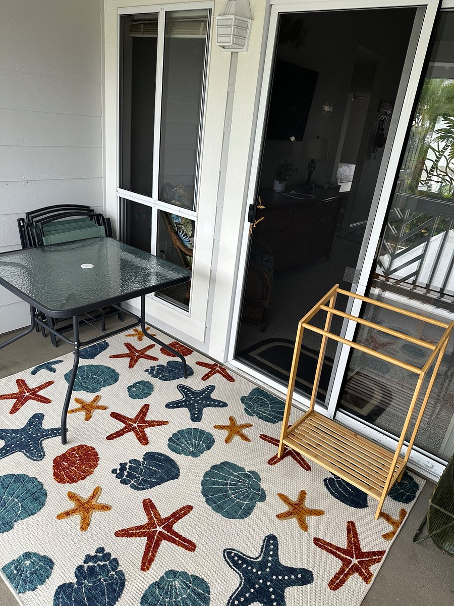 Back outdoor lanai with table/4 chairs