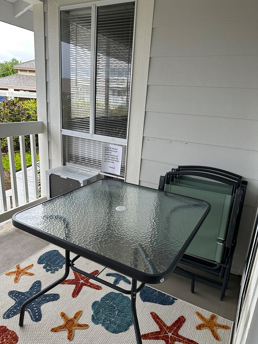 Back outdoor lanai with table/4 chairs