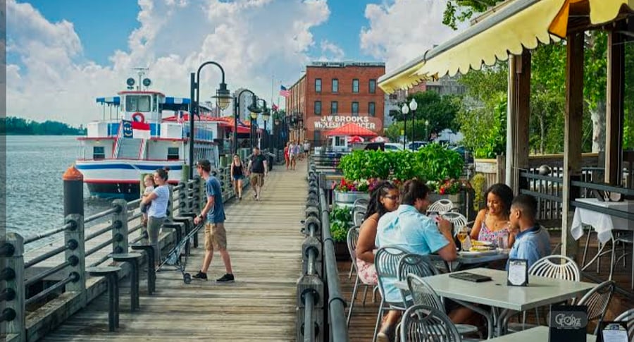 The Riverwalk on the Cape Fear River in downtown is just a five min walk from the apartment.  Sunsets are beautiful here and there is shopping,bistros and restaurants of all kinds along the walk. On weekends there are various parks that have live music. 