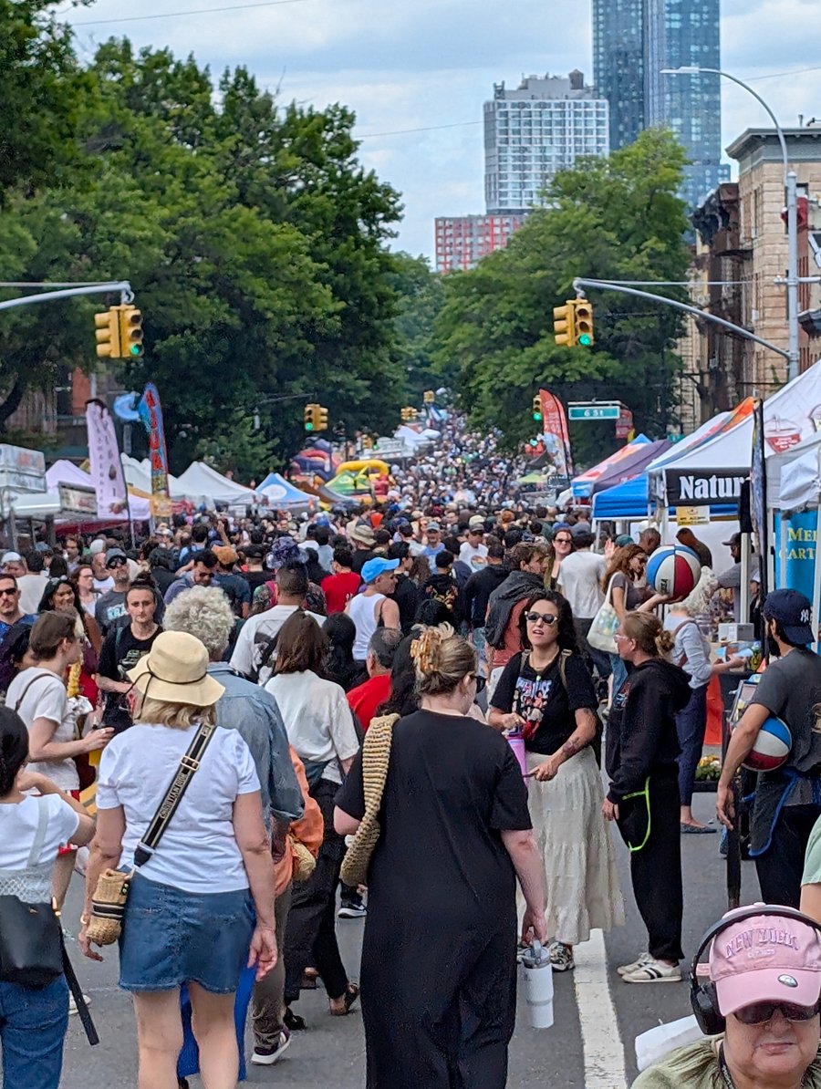 Farmers Market on Saturdays on Dock St near the apartment. Festivals with all sorts of vendors and music take place many weekends in Wilmington . It's a fun and safe location. 