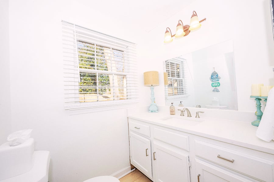 Guest bathroom.