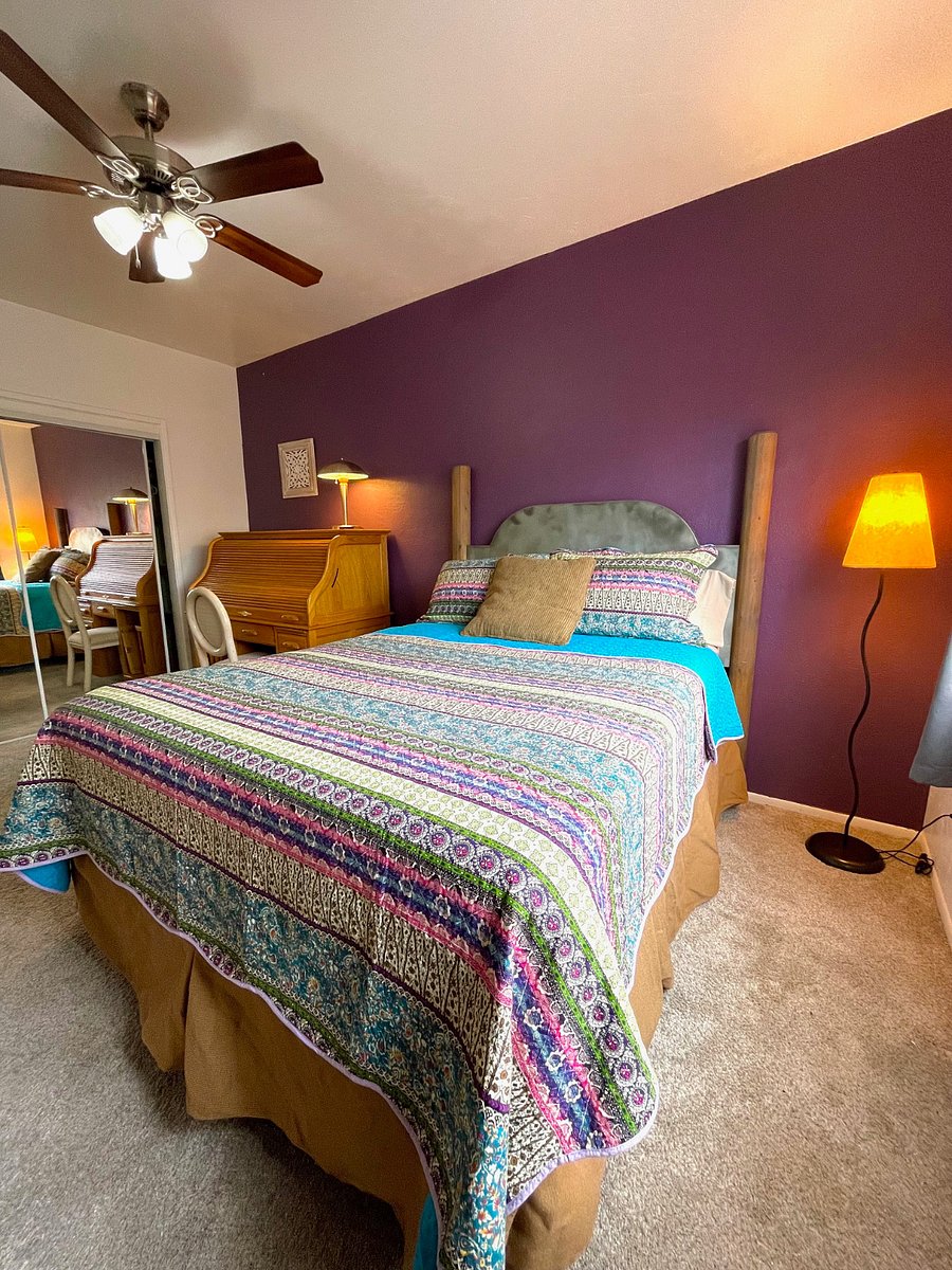 Second bedroom with queen bed and dedicated workspace.  All bed linens provided.  


