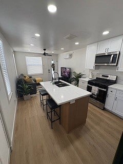Eat-in kitchen. New appliances.