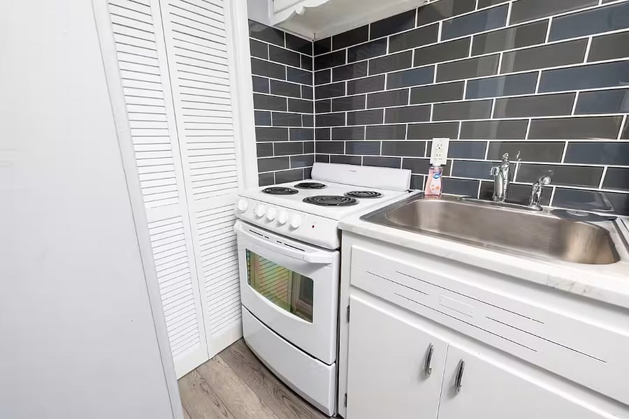 Full kitchen