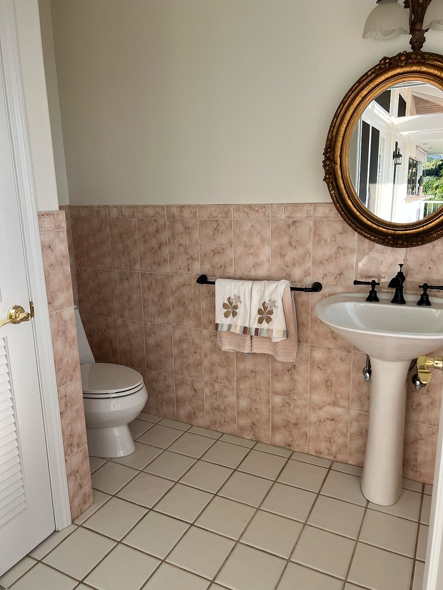 Half bath for guests (3.5 baths total)