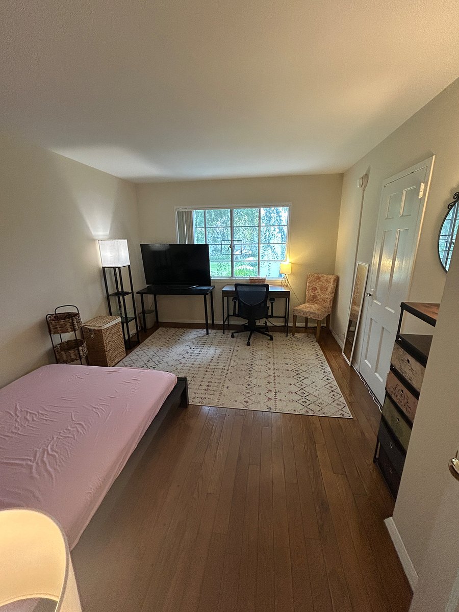 Large Bedroom with View to the beautiful courtyard.
