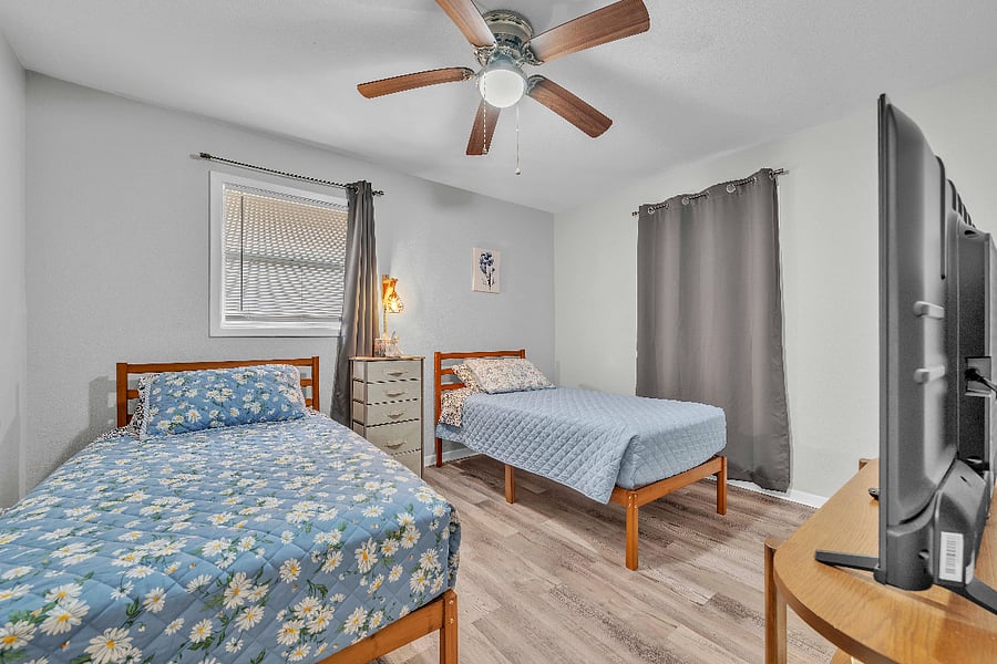 bedroom 3 with 2 twin beds
