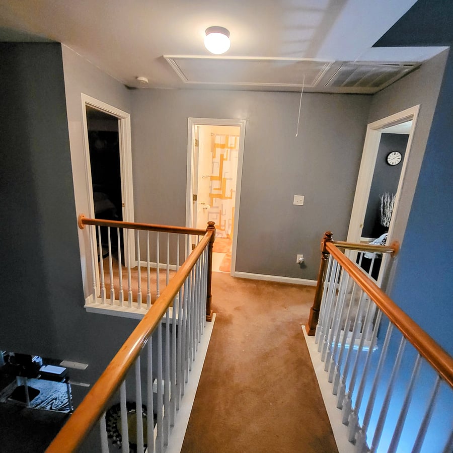 Guest bathroom between two guest bedrooms