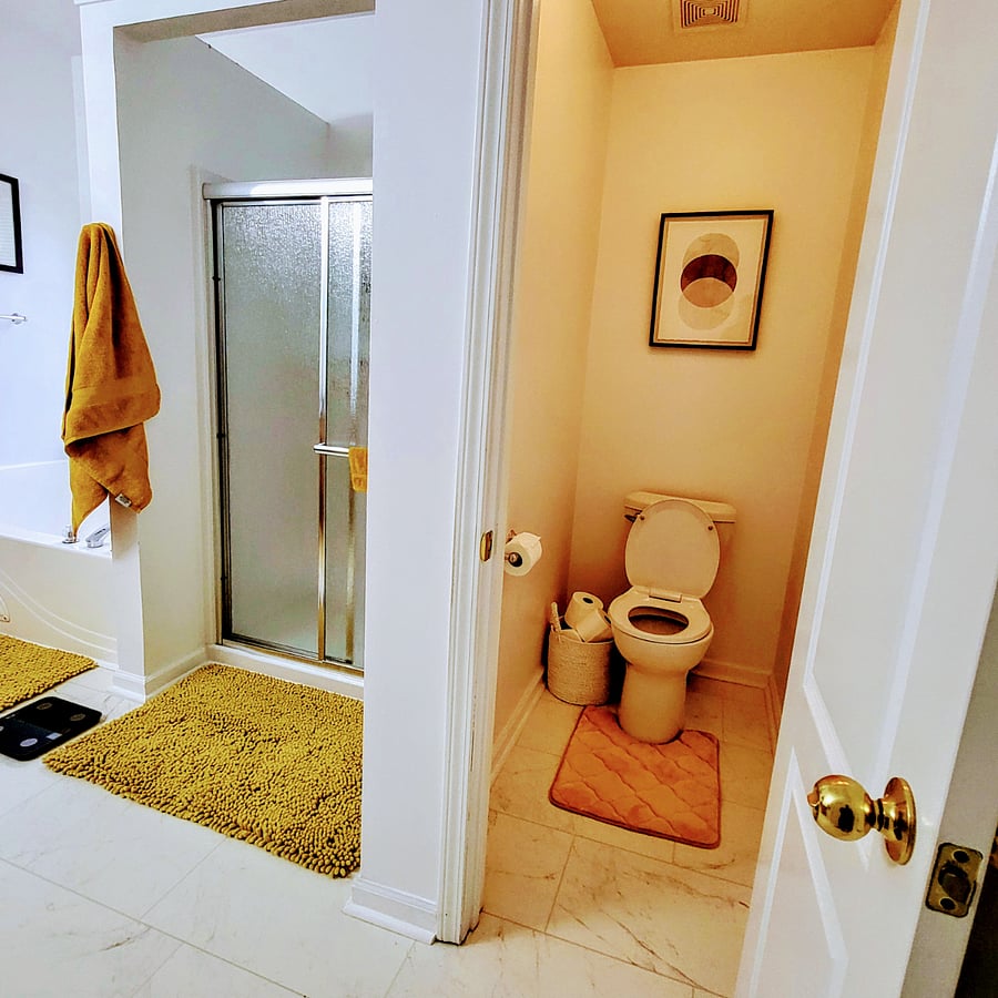 Spacious Maser bathroom