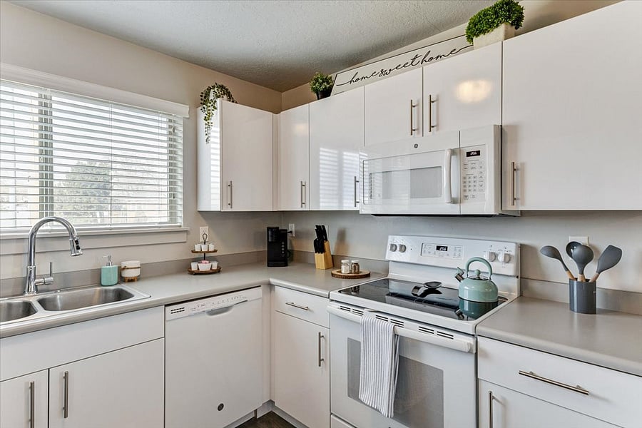 Microwave, Stovetop, & Oven gives you all of the options you need for cooking.