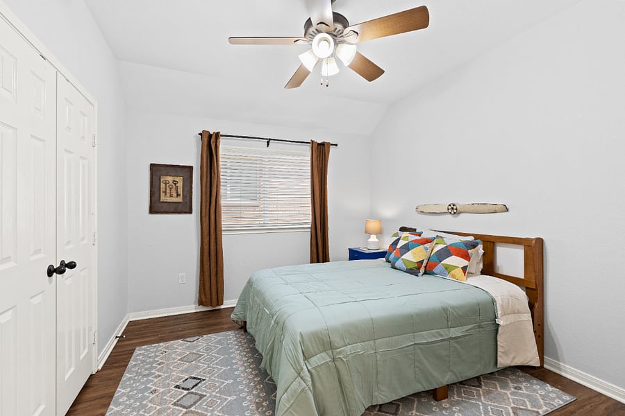 Second bedroom has queen size bed.