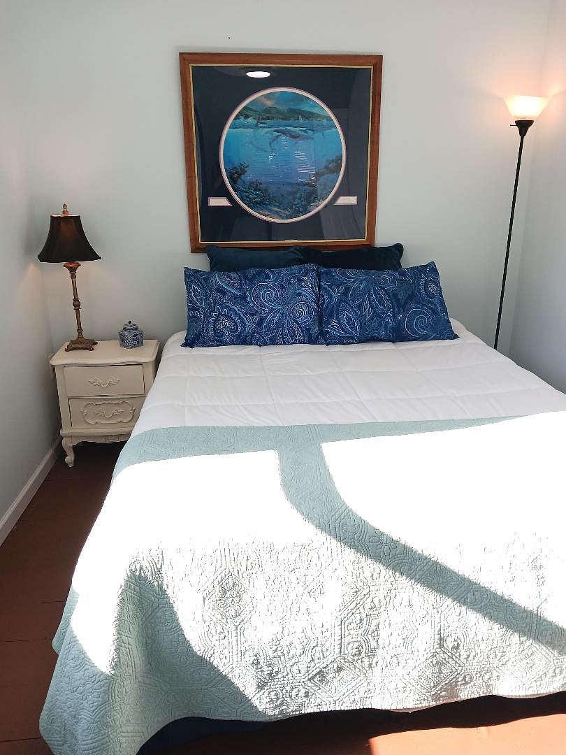 Bedroom with queen sized bed
