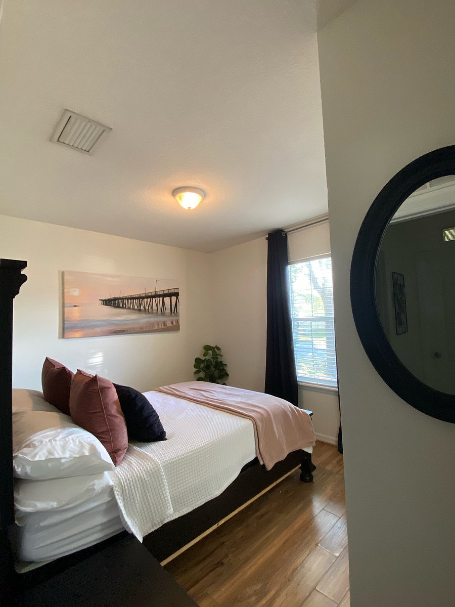 Bedroom 3 (Queen Bed)